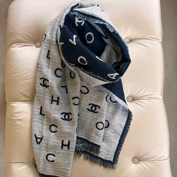Authentic Chanel scarf two sided. Very beautiful and unique. - Picture 12 of 15
